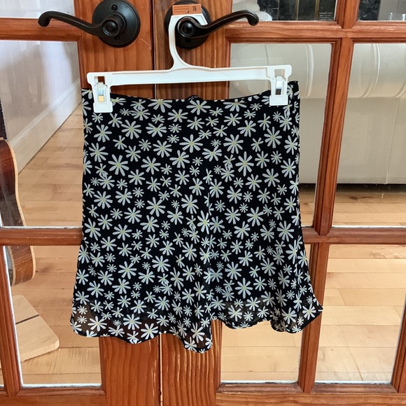 Divided H&M daisy skirt - Picture 2 of 3